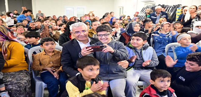 Başkan Güder, depremzede çocukların yanında olmaya devam ediyor