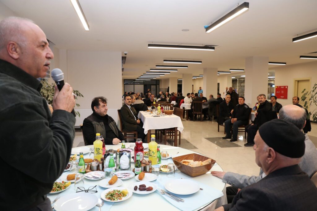 iftar yemeğinde bir araya geldiler.