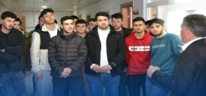 Gençlerin sorularını içtenlikle yanıtlayan Demir, gençlerle karşılıklı fikir alışverişinde bulundu.