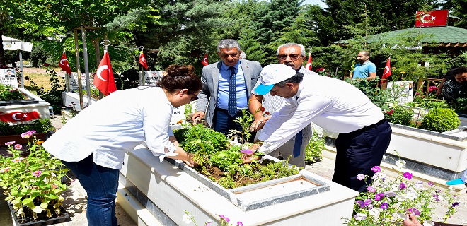 Şehitlerimizin Kabirleri Çiçeklerle Bezendi